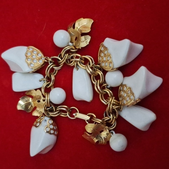 EUC Vintage Goldtone and White BRACELET 7.5" - Picture 4 of 4